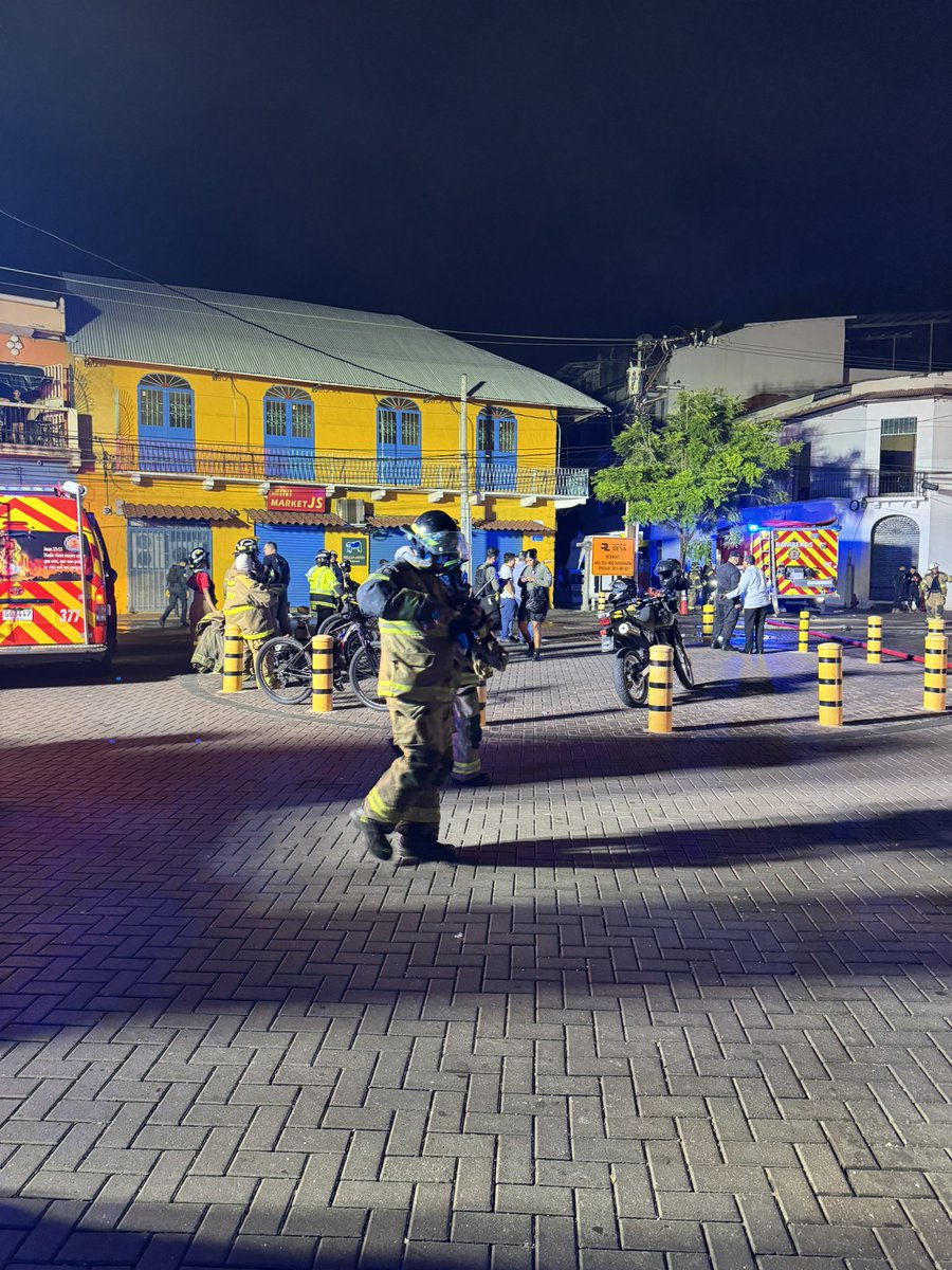 BCBRP's tweet photo. 🚨 Personal de varias estaciones del Benemérito Cuerpo de Bomberos de la República de Panamá (BCBRP) atiende un incendio de grandes proporciones en un caserón ubicado en calle Veraguas, en el Casco Antiguo.

Las unidades realizan labores para controlar y sofocar las llamas. https://t.co/5mC0CFGeqJ