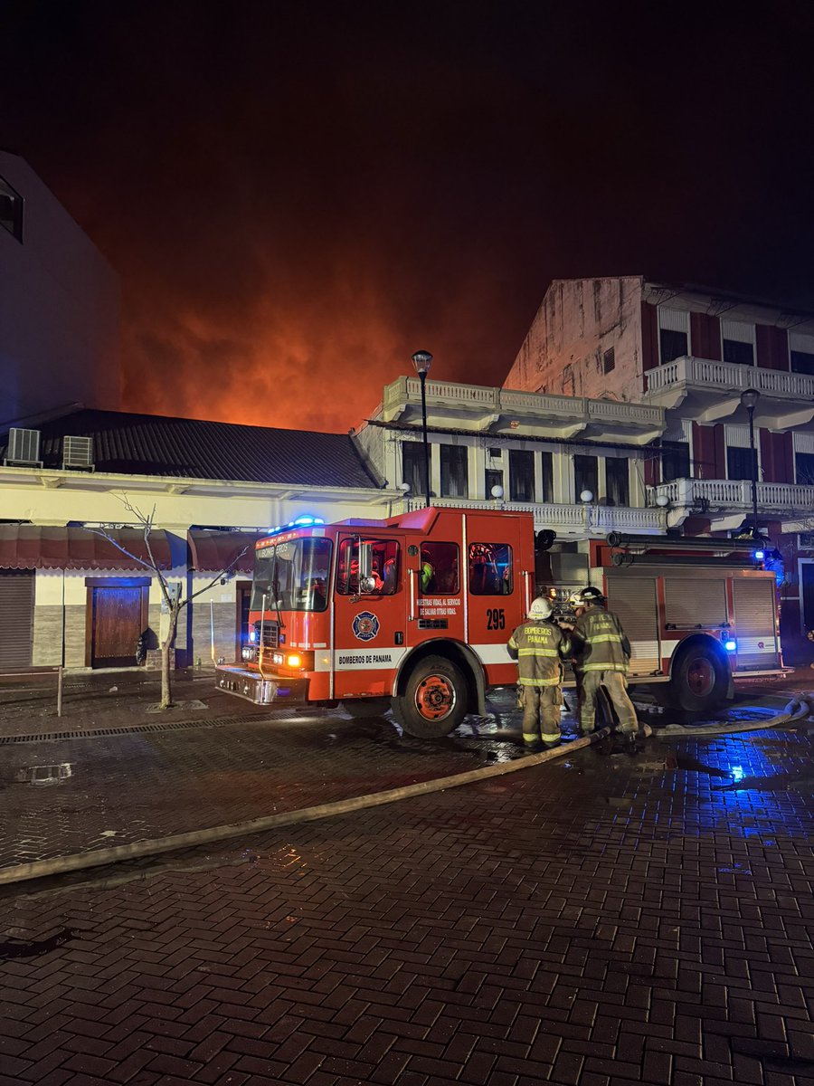 BCBRP's tweet photo. 🚨 Personal de varias estaciones del Benemérito Cuerpo de Bomberos de la República de Panamá (BCBRP) atiende un incendio de grandes proporciones en un caserón ubicado en calle Veraguas, en el Casco Antiguo.

Las unidades realizan labores para controlar y sofocar las llamas. https://t.co/5mC0CFGeqJ