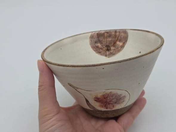 watosha_yanaka's tweet photo. 黒田理恵 作陶展
「夏至に逢ふたる」

7月4日（土）20時から
オンラインショップでの販売が始まります。
ぜひご利用ください◎

「深鉢・いちじく文」
Φ13cm x 8.5cm

小丼として、サラダに、デザートに。
用途いろいろ。
いちじくがとても素敵に描かれた作品です。 https://t.co/Nxqpv0WlK0
