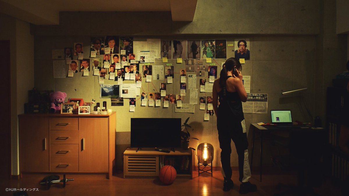 yagamieiko_Hulu's tweet photo. 🗂️ Scene. 瑛子の部屋
壁一面に貼られた写真や資料。
真実を追うほど、この部屋は埋まっていく…

そこにあるのは、狂気にも似た、真実への執念。

#ドラマ八神瑛子
7/24(金) Hulu独占配信開始
https://t.co/JqA5Ebc8u8 https://t.co/gEs87Dii34