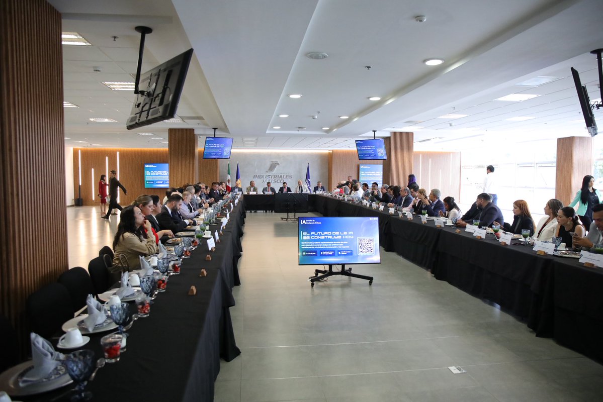 CIRT__JALISCO's tweet photo. @CIRT__JALISCO Presente En RO de @CCIJalisco, y estuvo el Dr. Marco Antonio Hernández Carrillo, Delegado del @imssjalcontigo, quien compartió información valiosa para fortalecer la vinculación institucional, la salud laboral y el compromiso con el sector productivo de Jalisco. https://t.co/OAvG2naEJ1