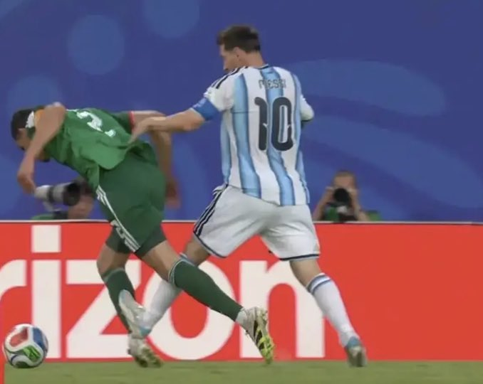 ZachLowy's tweet photo. If I'm the USMNT, I'm not even writing a lengthy appeal to FIFA to get Balogun's red card revoked. I'm just sending these two pictures with the caption: "????" https://t.co/TRhcpGLLZ2