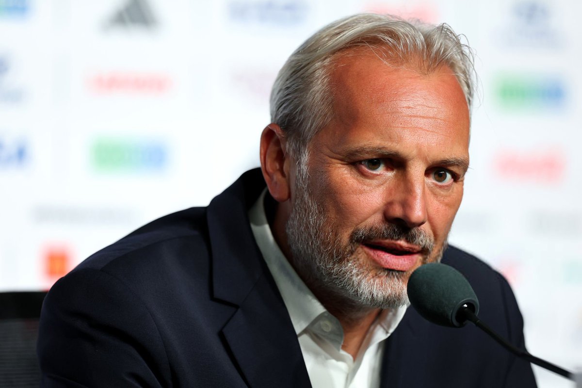 ActuFootAfrique's tweet photo. Énorme soutient à Sébastien Desabre qui a appris le décès de son père après le match face à l’Angleterre.

Qu’il puisse reposer en paix. 🙏🏻 https://t.co/WwvxbJj8HM