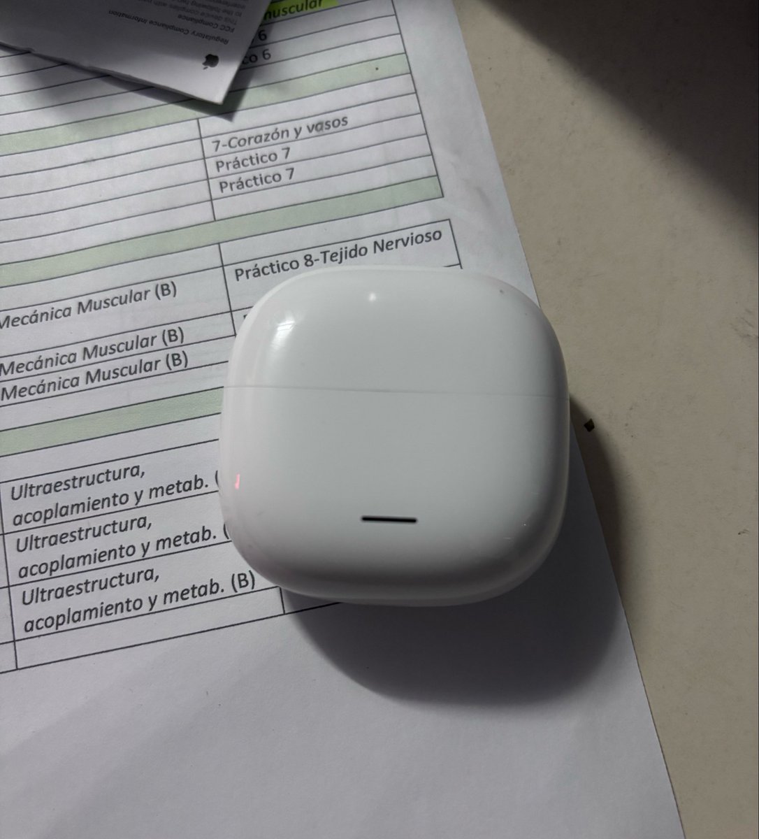 juansuarezzzz_'s tweet photo. Me compré unos auris con cancelación de ruido. Yo flasheé que también cancelaban las voces de la cabeza. 
Mal ahi wacho https://t.co/bnsEKoTgFF