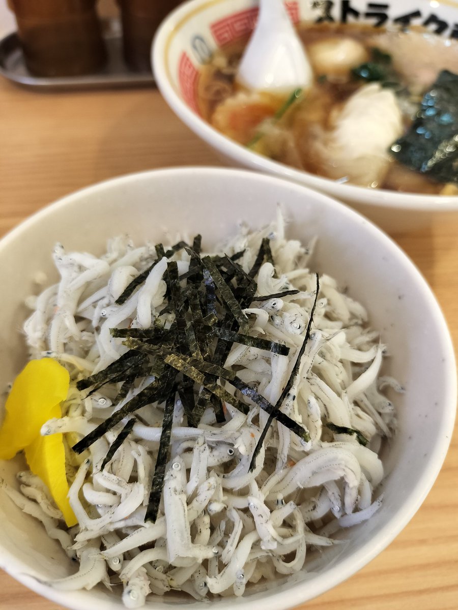 strikeken8888's tweet photo. いつも、ストライク軒にご来店いただきありがとうございます。

11:00 プレイボール
23:00 ラストオーダー
23:30 ゲームセット

本日も、ご来店お待ちしております✨
 #ストライク軒  #天満  
#天満グルメ 

和歌山の｢山利｣さんのしらすをたっぷりかけた｢しらす丼｣
ストレートとの相性も😋👍 https://t.co/cL0gr3CYEi