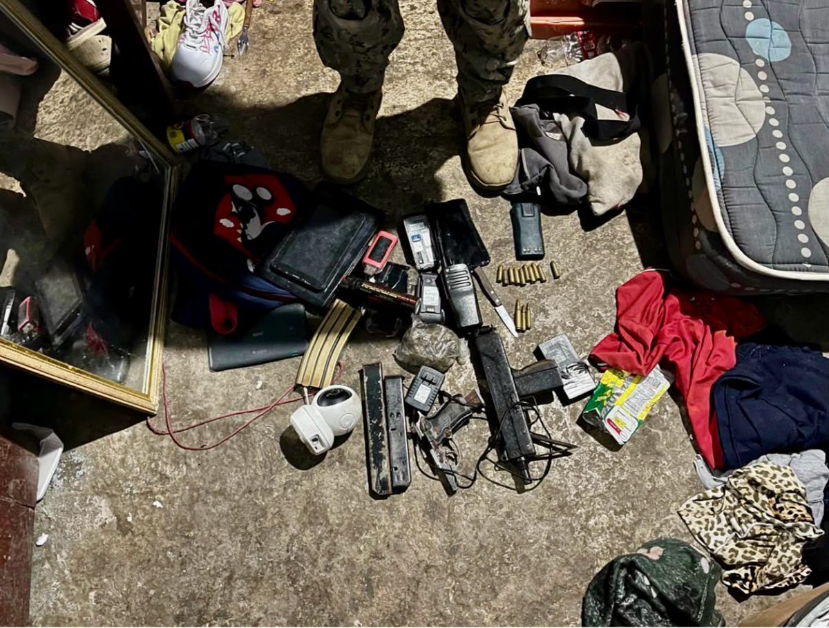 armada_ecuador's tweet photo. OPERACIÓN MILITAR PERMITIÓ DECOMISAR ARMAMENTO Y PRESUNTAS SUSTANCIAS SUJETAS A FISCALIZACIÓN EN PUERTO BOLÍVAR

#ElOro | Las Fuerzas Armadas del Ecuador, a través de la Armada del Ecuador, en coordinación con la Policía Nacional, ejecutaron una operación militar de ámbito interno en la parroquia Puerto Bolívar, cantón Machala, orientada a contrarrestar actividades ilícitas relacionadas con el tráfico de armas, municiones y sustancias catalogadas sujetas a fiscalización.

Resultados de la operación:• 01 subametralladora.• 12 municiones calibre.• 02 alimentadoras.• 03 fundas con presuntas sustancias catalogadas sujetas a fiscalización.

Las evidencias fueron puestas a órdenes de las autoridades competentes para los procedimientos legales correspondientes.

Estas acciones forman parte de las operaciones permanentes que ejecutan las Fuerzas Armadas para combatir actividades ilícitas, fortalecer la seguridad ciudadana y mantener el orden público.

#YoSoyNaval#SiempreARumbo
@FFAAECUADOR 
@DefensaEc