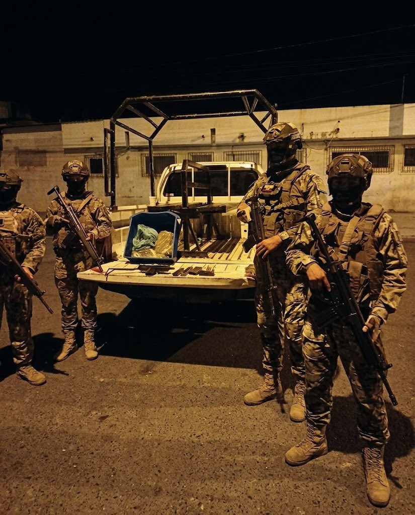 armada_ecuador's tweet photo. OPERACIÓN MILITAR PERMITIÓ DECOMISAR ARMAMENTO Y PRESUNTAS SUSTANCIAS SUJETAS A FISCALIZACIÓN EN PUERTO BOLÍVAR

#ElOro | Las Fuerzas Armadas del Ecuador, a través de la Armada del Ecuador, en coordinación con la Policía Nacional, ejecutaron una operación militar de ámbito interno en la parroquia Puerto Bolívar, cantón Machala, orientada a contrarrestar actividades ilícitas relacionadas con el tráfico de armas, municiones y sustancias catalogadas sujetas a fiscalización.

Resultados de la operación:• 01 subametralladora.• 12 municiones calibre.• 02 alimentadoras.• 03 fundas con presuntas sustancias catalogadas sujetas a fiscalización.

Las evidencias fueron puestas a órdenes de las autoridades competentes para los procedimientos legales correspondientes.

Estas acciones forman parte de las operaciones permanentes que ejecutan las Fuerzas Armadas para combatir actividades ilícitas, fortalecer la seguridad ciudadana y mantener el orden público.

#YoSoyNaval#SiempreARumbo
@FFAAECUADOR 
@DefensaEc