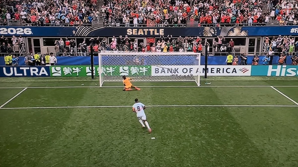 JoueursBE's tweet photo. Lucarne froidement. Prends des notes @Brahim https://t.co/DUAoPtwzTL