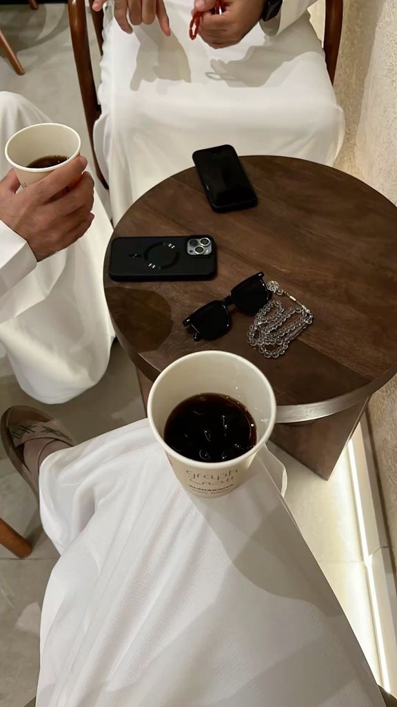 5ij5j's tweet photo. هذا الجمال الطاغي وهذا الغلو 
ما بين تـقويسة . خصر ومـدوّرة 

لا تـنزلين . . .القاع و انتي لـلعلو 
انـتي جـمالك . . .كل عين تـدوّره

يا فاتنه يا . . .ام العيون الكحيله
يا مدلـله . . .يا تاج كل المزايين 

يا مترفه يا ام ..الخدود الجميله
الناس من شوفتك صارو مجانين https://t.co/yg6gX19jn1