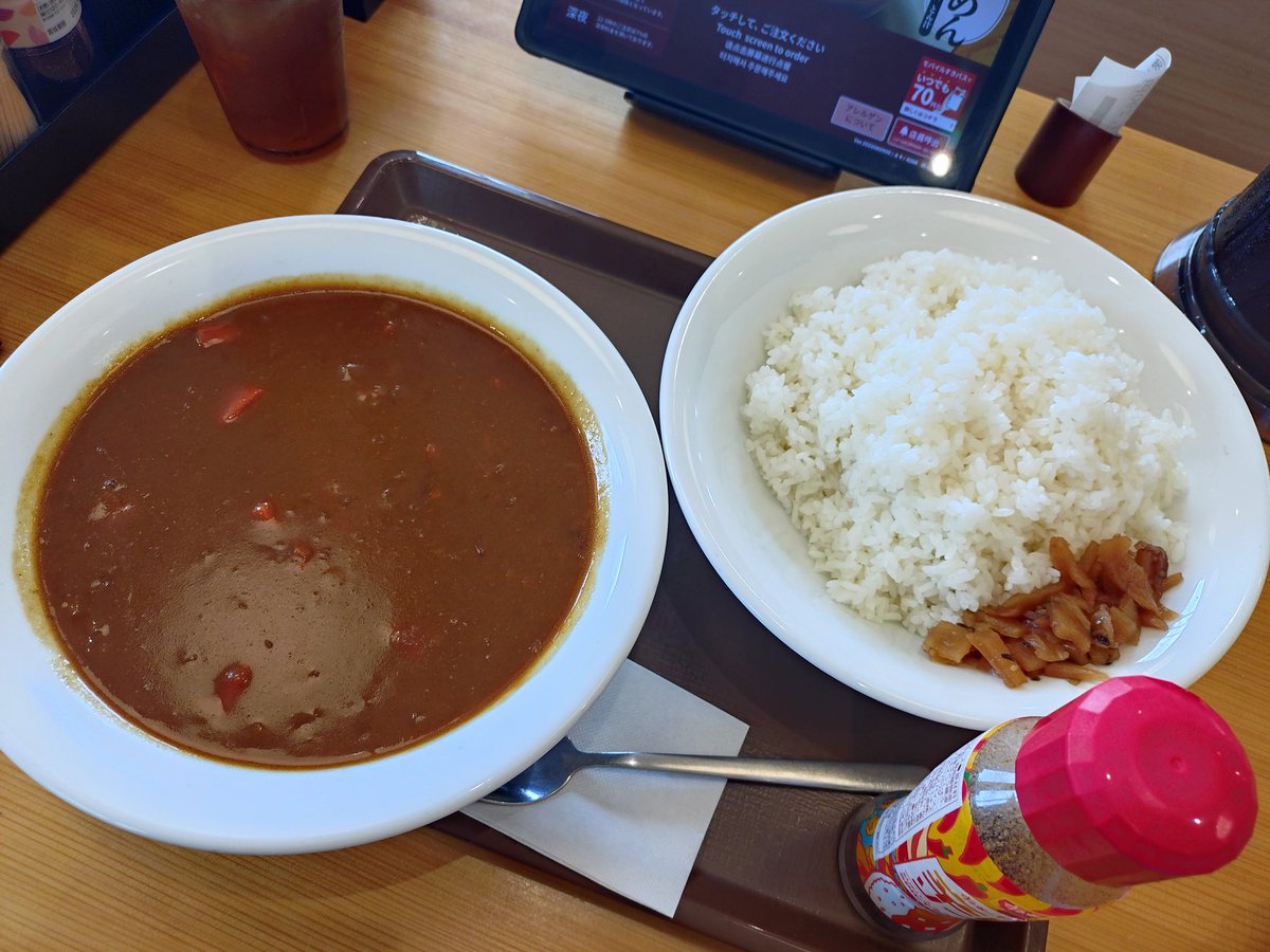 TakajinW's tweet photo. #すき家 津山小田中店
🍛カレー キングサイズ♔

カレーをご飯にかけるんじゃなく、ご飯をカレーにIN

夜勤前は昼1食なので多めに🤭

旨し😋 https://t.co/3UCGyicxxO