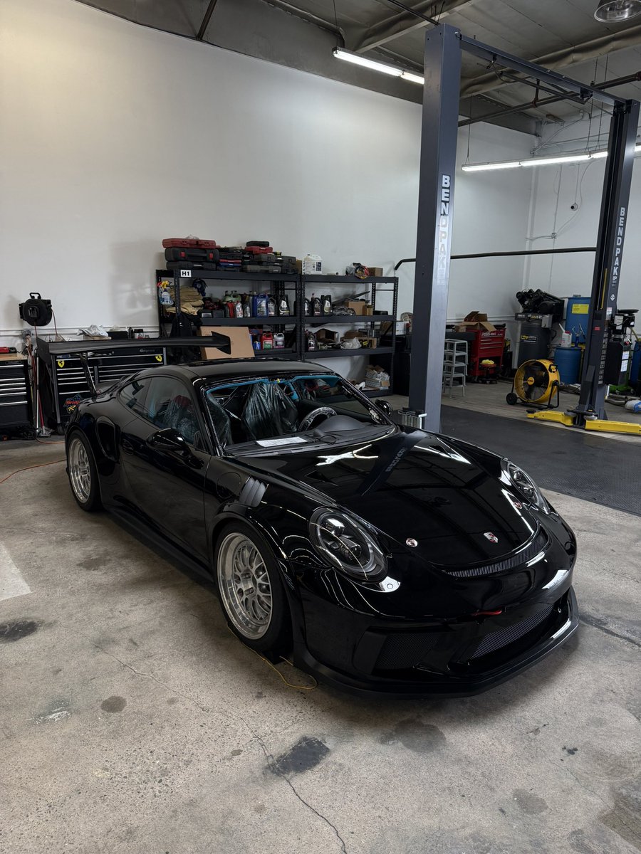 uhhhell's tweet photo. One more window to go just waiting for seals to come in then it is done👍🏻 long time coming, waiting for parts from germany and paint and sunroof delete https://t.co/BUunkPH7ST