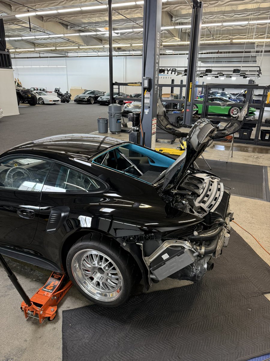 uhhhell's tweet photo. One more window to go just waiting for seals to come in then it is done👍🏻 long time coming, waiting for parts from germany and paint and sunroof delete https://t.co/BUunkPH7ST