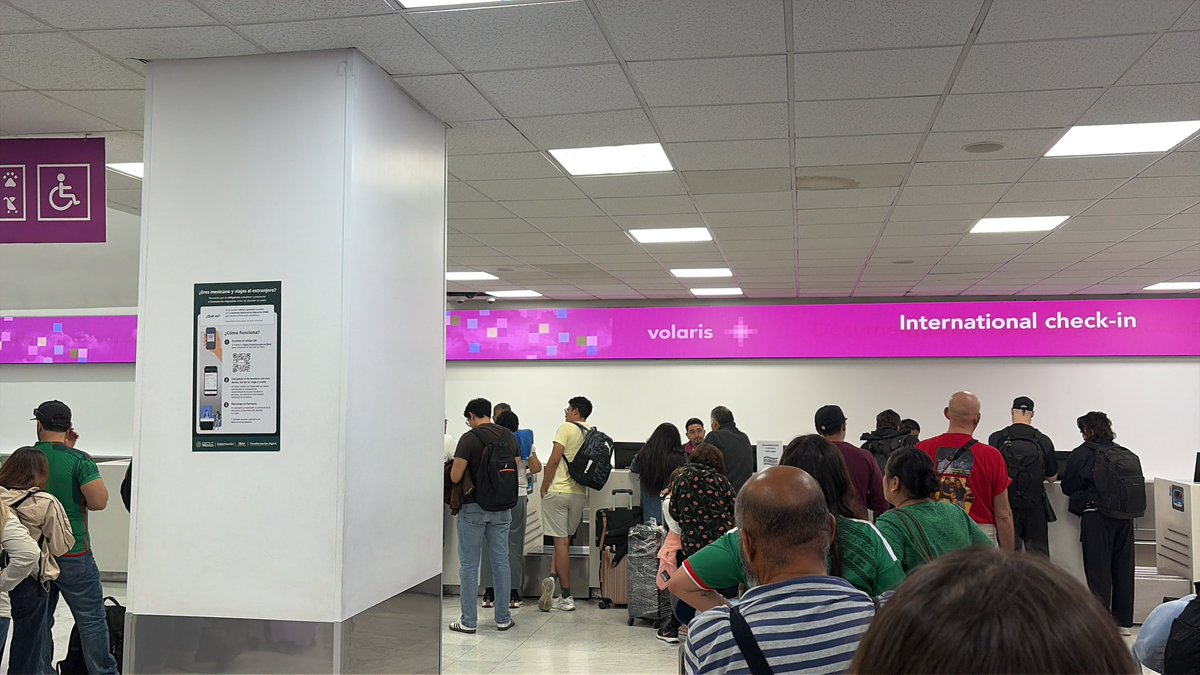 marco_mgama's tweet photo. @viajaVolaris Su app no permite hacer check-in y en aeropuerto no avanzan las filas de documentación. Ya vamos para 25 minutos y en esta fila ha. Avanzado 2 o 3 familias https://t.co/e7CRBCdi5S