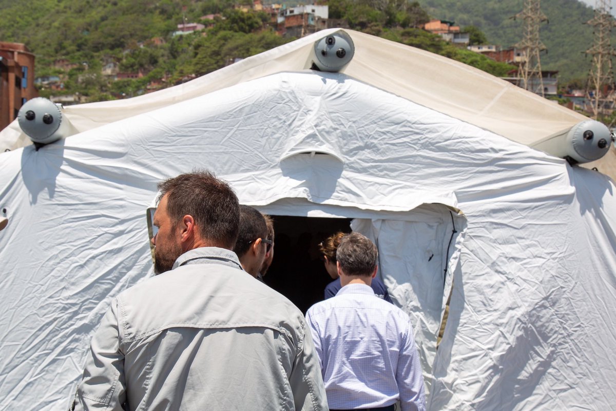 AlbertoRodNews's tweet photo. ÚLTIMA HORA | Encargado de Negocios de EE.UU. visitó hospital móvil dedicado a atender a más de 100 pacientes al día en La Guaira https://t.co/F3uvLF6fFh https://t.co/a0OU86CZbF