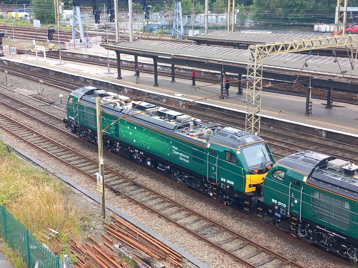 mdb1images's tweet photo. Caught me out as they arrived early, so just a record shot of Rail Operations Group 93009 &amp; 93010 at Preston on 0Z93 Crewe Gresty Road to Crewe Gresty Road via Preston on 01st Jul 26. https://t.co/zlWBQ5C6pN