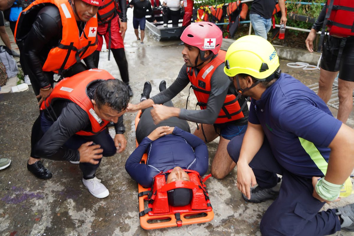IESSGuayas's tweet photo. Personal médico del @IESSGuayas participó en un curso práctico de salvamento acuático, gracias al trabajo en conjunto entre @cruzrojaguayas y el @ITBolivariano.  🤝✨ https://t.co/iGiCWJTGzZ