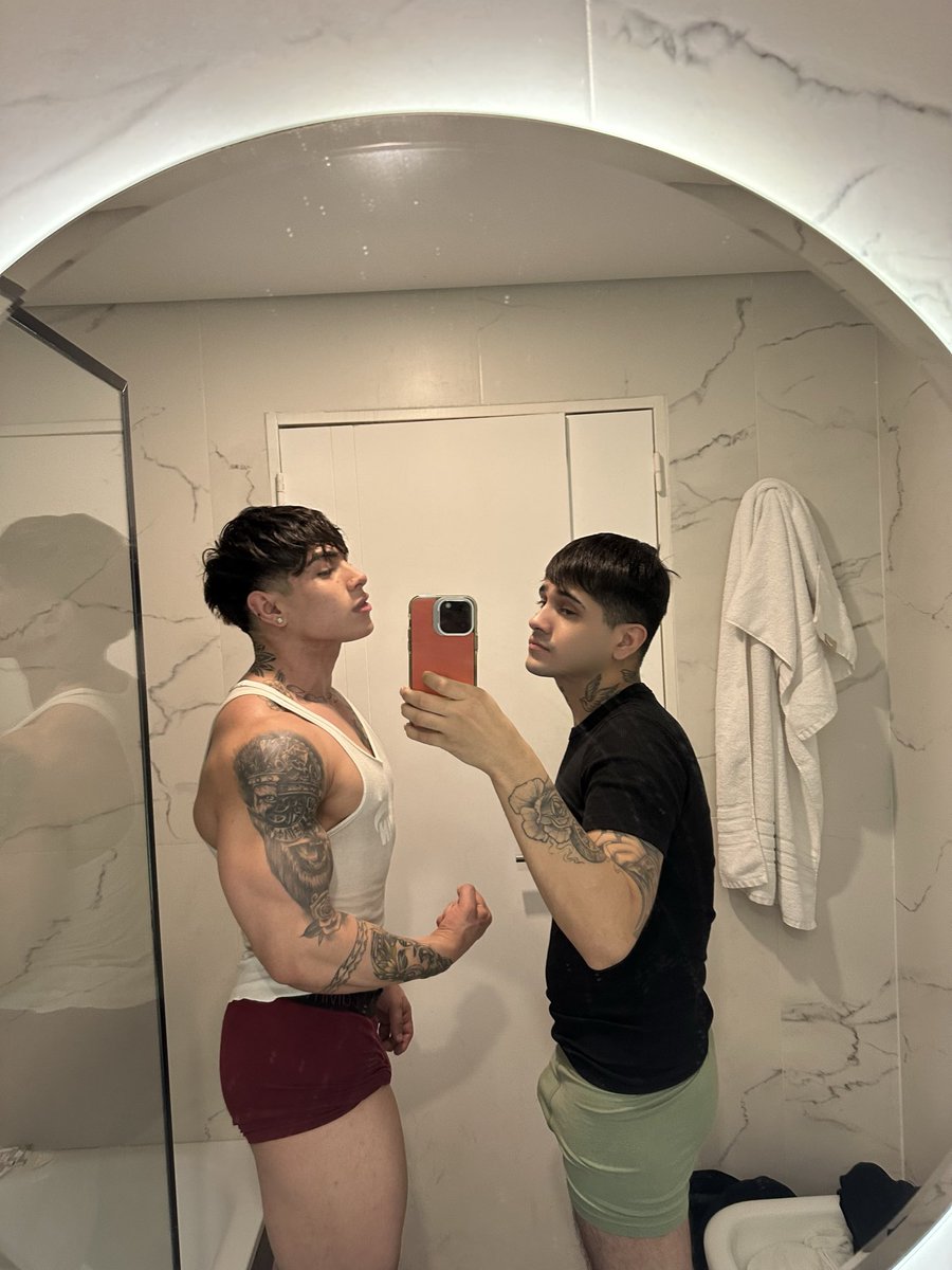 leonardoolivere's tweet photo. Mi primera vez teniendo sexo anal con @Nicolasacoosta 😉💋 https://t.co/LXQhQA0BpU