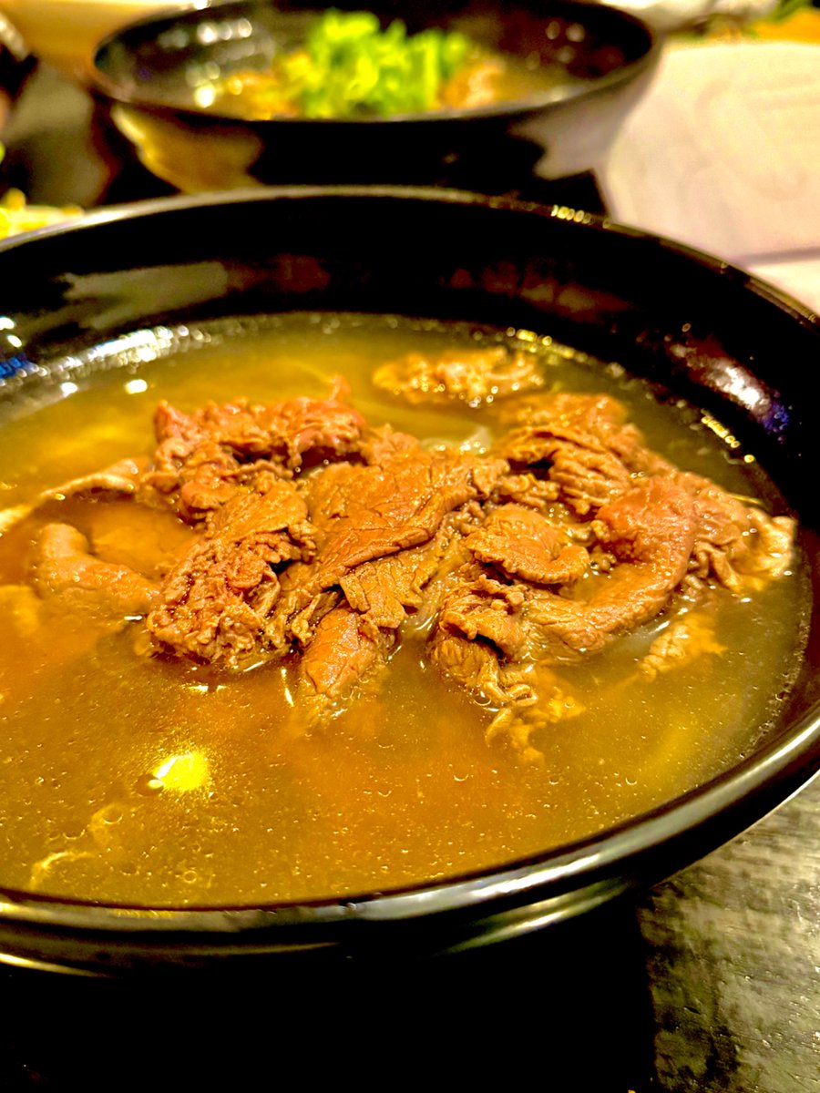 blueto2023's tweet photo. 📍 Saigon Pho
メルボルン｜オーストラリア

メルボルンの「イタリア街」として有名なライゴン・ストリート。実はここ、イタリアンだけでなくめちゃくちゃレベルの高い本格ベトナム料理店もあるんです💡 今回はローカルに愛される「Saigon Pho」へ！

看板メニューのフォーをはじめ、魅力的なストリートフードが揃っています👇

1️⃣ 絶品スープの本格フォー（Phở）
じっくり出汁をとった深みがあるのに、驚くほどすっきり軽やかな口当たりの極上スープ！柔らかいブリスケットやビーフボールが入った王道ビーフフォーは、一口すするだけで旅の疲れが吹き飛びます。

2️⃣ 充実のストリートフード＆ベトナムコーヒー
汁なし麺の「ブン（Bún）」やカリカリのチキンリブなど、サイドメニューも大充実。食後にはあの濃厚で甘いベトナムコーヒーをいただくのが最高のルーティンです☕️

3️⃣ カジュアルで開放的な空間
オレンジ色の明るい壁が可愛い店内は、気取らずサクッと入れる居心地の良さ。天気の良い日はテラス席で外の風を感じながら食べるのがメルボルンらしくて本当におすすめです。
ベジタリアンメニューも豊富で、誰と行っても大満足できるお宝ショップ。ライゴン・ストリート散策のランチやディナーにぜひ！

📌 106 Lygon St, Carlton VIC 3053

普段はメルボルンでの生活をアップしていますが、YouTubeではタイ、パキスタン、日本など、世界各地の旅の様子を2〜3週間おきに発信しています。
メルボルンの日常と、世界の旅。
どちらも楽しみたい方は、ぜひフォロー＆チャンネル登録で応援してください！🌏
✨

🎬 ブルト海外ちゃんねる
https://t.co/NIHcPVHFrx