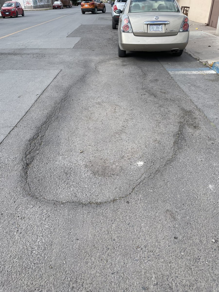 TweetsdeGerman's tweet photo. El espacio designado para discapacitados frente al CEDEFAM Colonia Dale tiene dos hendiduras en el pavimento, lo que dificulta estacionarse para llevar a las personas que necesitan las instalaciones. Espero que puedan ayudar. @chihuahuampio #chihuahua https://t.co/BTu8fiYzPq