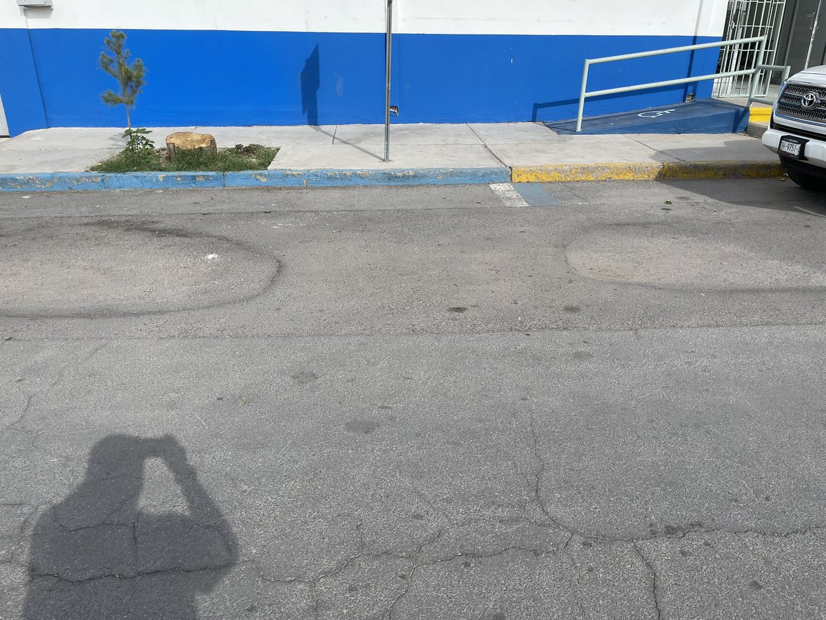 TweetsdeGerman's tweet photo. El espacio designado para discapacitados frente al CEDEFAM Colonia Dale tiene dos hendiduras en el pavimento, lo que dificulta estacionarse para llevar a las personas que necesitan las instalaciones. Espero que puedan ayudar. @chihuahuampio #chihuahua https://t.co/BTu8fiYzPq