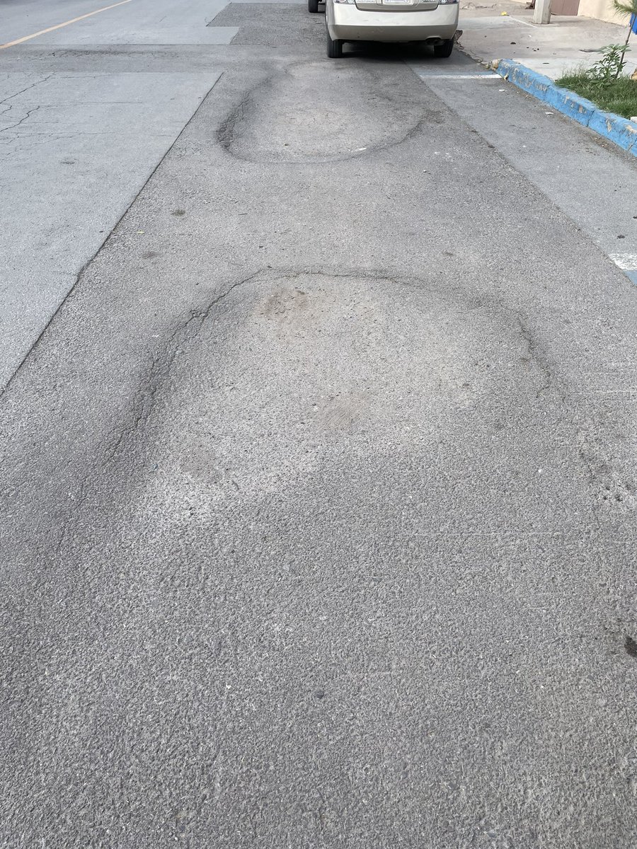 TweetsdeGerman's tweet photo. El espacio designado para discapacitados frente al CEDEFAM Colonia Dale tiene dos hendiduras en el pavimento, lo que dificulta estacionarse para llevar a las personas que necesitan las instalaciones. Espero que puedan ayudar. @chihuahuampio #chihuahua https://t.co/BTu8fiYzPq