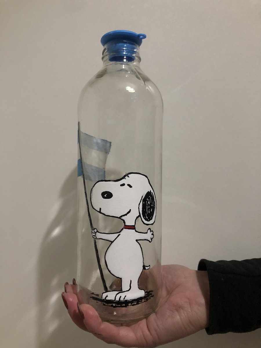 hsftdun's tweet photo. mi mamá está pintando botellas de snoopy para vender y este está envuelto en la patria https://t.co/iFT4P09BXS
