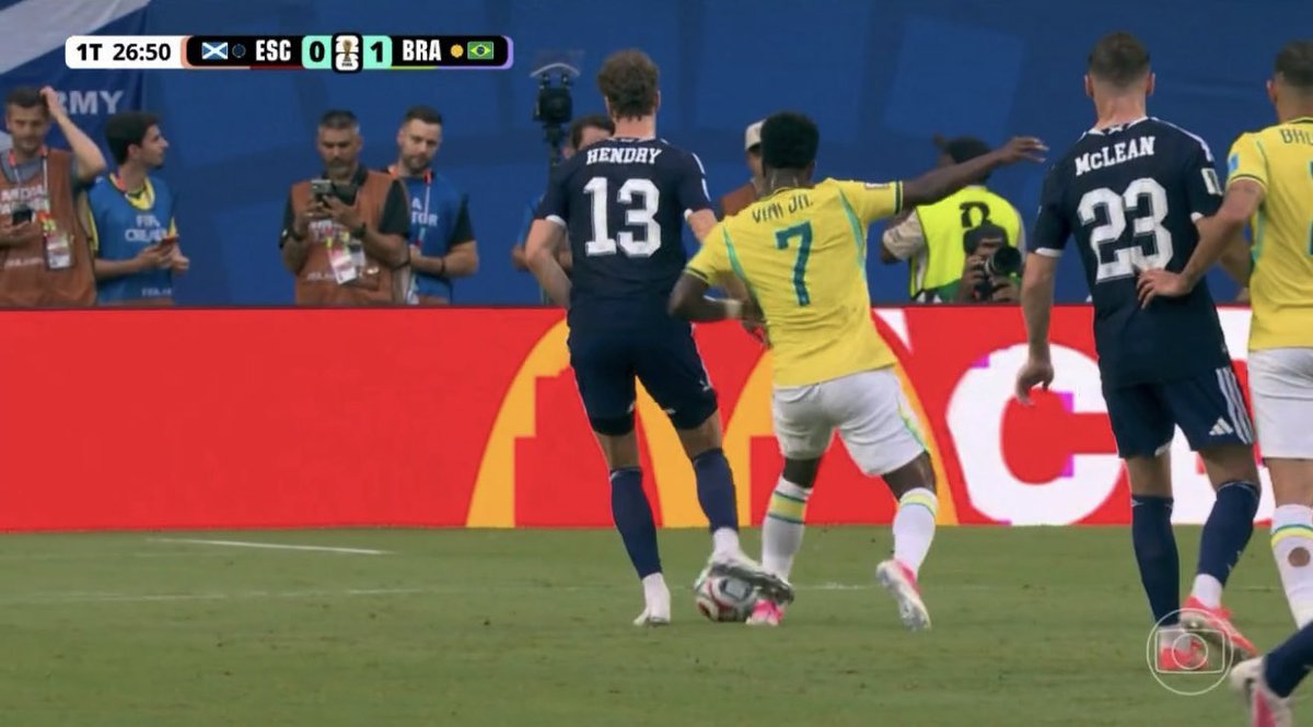 ViniJrTalk's tweet photo. Same challenge, different outcome. Make it make sense 🤷🏽‍♂️ https://t.co/v7rro59I2K