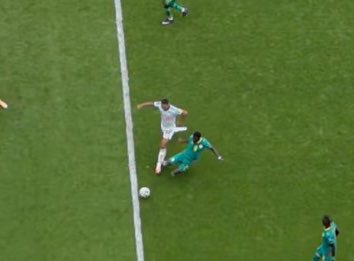 ViniJrTalk's tweet photo. Same challenge, different outcome. Make it make sense 🤷🏽‍♂️ https://t.co/v7rro59I2K