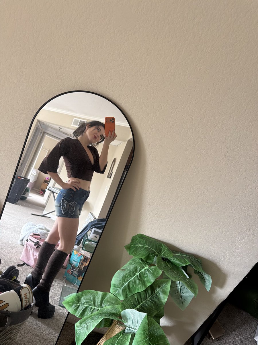 ThatGoddessLav's tweet photo. I’m going shopping. I better have my phone buzzing losers $$$ #silentsend  💅🏻 https://t.co/8sKKL9bnwu
