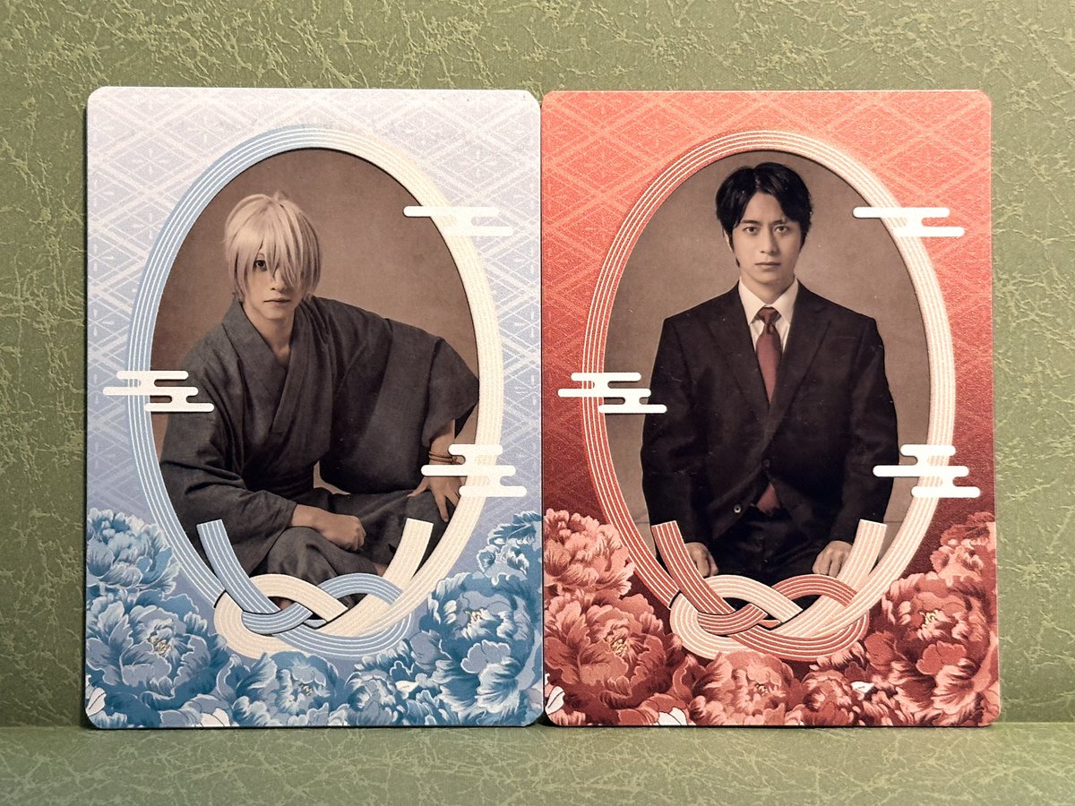inufuro2's tweet photo. アクリルフォトケースが届いたから舞台父達の写真入れたんだけどさ…
…これお見合い写真だ https://t.co/ZMryoBODeV
