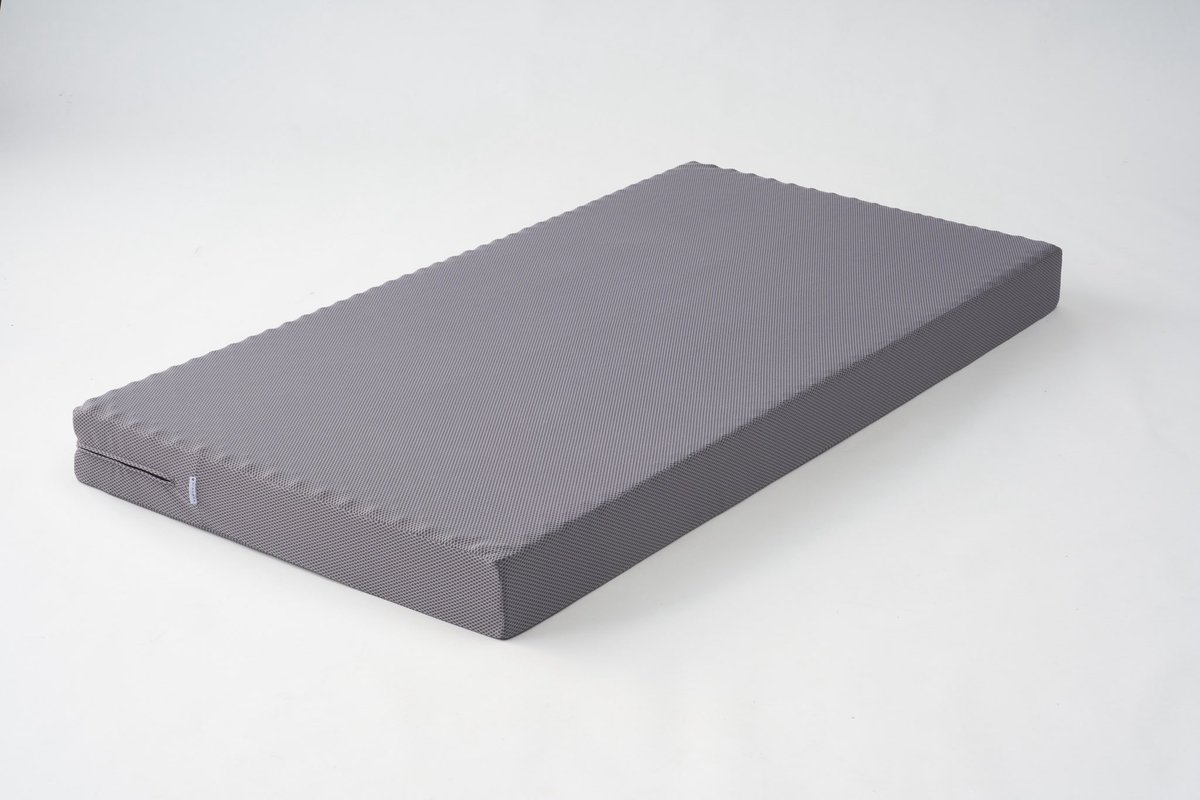 urethane_love's tweet photo. ７月３日〜７月４日の二日間、ミネルヴァスリープとして日本製の覚悟店に参加します。今回は試作品ではありますが、新作マットレスをふたつとミネルヴァピローを展示します。来てくれる方はレビュー聞かせてくださいね！

日本製について様々な意見はありますが、

暮らしを安さで彩る自由もあれば、
日本製で彩る自由もある。

日本製だからモノが良い。
海外製だからモノが悪い。
そういう話ではありません。

ただ、選択肢のひとつとして、
「日本でつくられたモノを選ぶ」という自由があってもいい。

ミネルヴァスリープは、日本製のウレタン寝具のブランドです。

そして自分は、三重県で長年ウレタン加工に向き合ってきた町工場として、ウレタン素材の特性も、加工の難しさも、寝具としての可能性も、現場で見てきました。

だからこそ、ミネルヴァスリープというブランドは、ウレタン加工メーカーである自分ができる、ど真ん中のアウトプットです。

安さだけではなく、
背景や品質やつくり手の姿勢まで含めて選んでもらえるモノをつくりたい。

そんな想いで、日本でつくることにこだわっています。

日本製品の不良率の低さは、単なる技術力だけではなく、
お客様に届けるものへ、現場の人たちが当たり前のように手間と気持ちを込めているからだと思っています。

その価値を、ちゃんと届けられるブランドにしていきたい。明日から二日間よろしくお願いいたします。