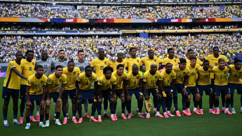 Polificcion's tweet photo. DAR LA CARA

Bielsa, con lo jodido e insoportable que es, la tarde de ayer dio la cara. Después del evidente fracaso de Uruguay en el Mundial, regresó solo al país y ofreció una rueda de prensa. Aunque mirando al piso, como es su costumbre, dio explicaciones.

Hay que reconocer ese gesto como una muestra de valor e integridad: asumir el peso de la crisis, responder ante la afición, someterse a las preguntas y dar explicaciones.

Ayer, la delegación de Ecuador se dispersó. Supongo que cada jugador regresó al país donde reside. BKCC habrá tomado rumbo a Argentina. Y listo.

Una eliminación en segunda ronda era previsible; estaba dentro del universo de posibilidades. Lo que no cabe es que, tras unas declaraciones escuetas al finalizar el partido, el grupo simplemente se evapore sin que ningún líder del cuerpo técnico, ningún jugador o ningún dirigente dé la cara y cierre el ciclo.

Las principales dudas giran en torno al primer tiempo que jugó Ecuador ayer. Las críticas al funcionamiento táctico y al rendimiento vienen desde hace tiempo. Lo que sigue sin entenderse es cómo los jugadores salieron a la cancha entregados, caminando, sin reacción, sin ánimo, resignados, en un partido de esas características. 

¿Qué explica esa actitud?

Todos podemos especular. Solo ellos lo saben. 

Terminado el proceso, es importante dar la cara por todo lo hecho, sea bueno, malo o feo. Ojalá alguien siga el ejemplo de Bielsa en ese sentido.