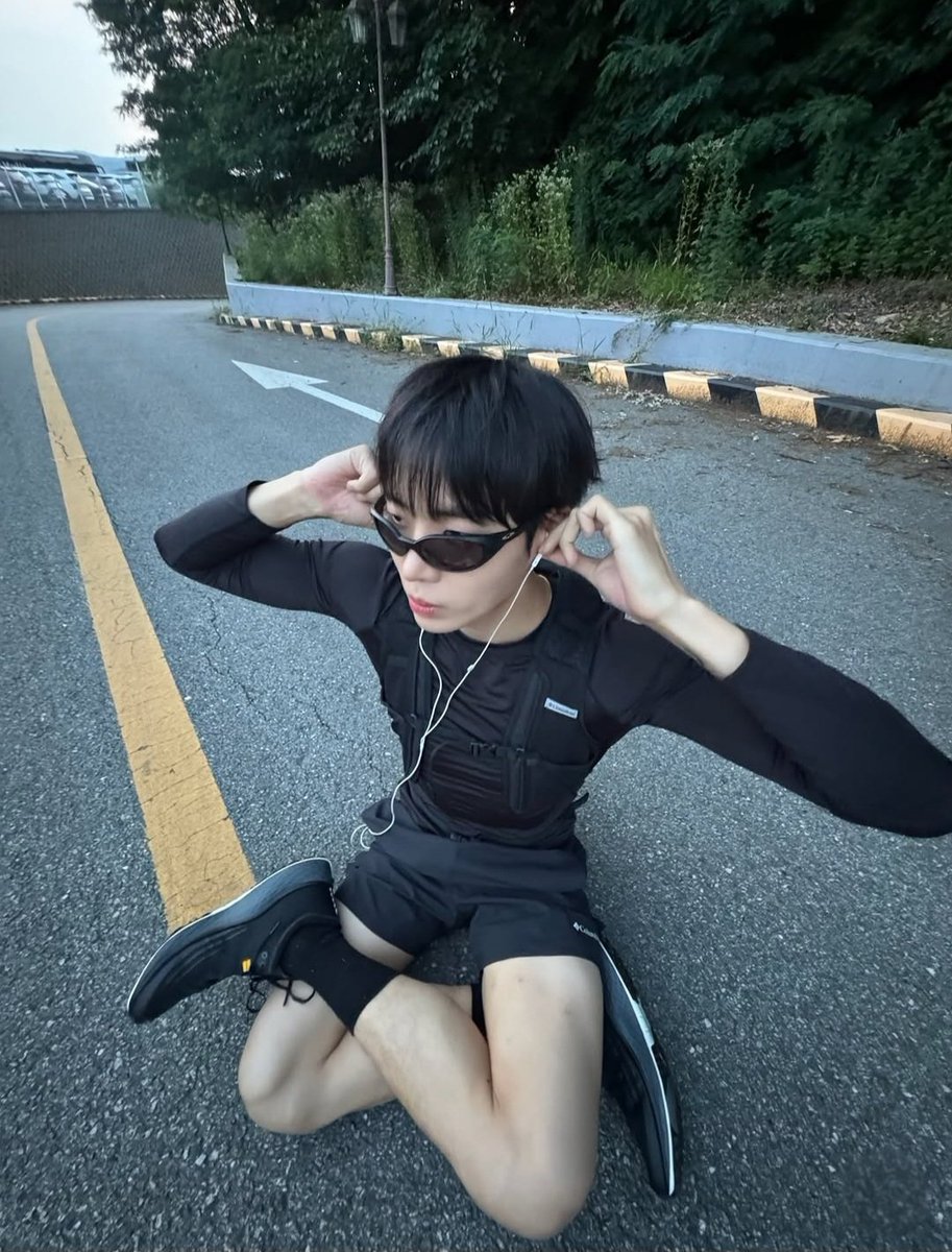 cu_dagyung's tweet photo. 영우는 추울 때든 더울 때든 무거운 향을 좋아한다고 했던가🥰

내가 좋아하는, 향기라기 보다는 냄새
아침 창문 열었을 때 훅 들어오는 나뭇잎 냄새
출근길 한집 건너 있는 커피집 앞을 지날 때 나는 커피 냄새 
저녁 퇴근길에 들른 광화문 교보문고 냄새
주말 아침 쿠쿠가 지어주는 깨끗한 밥 냄새 https://t.co/nyLnXjvVqv