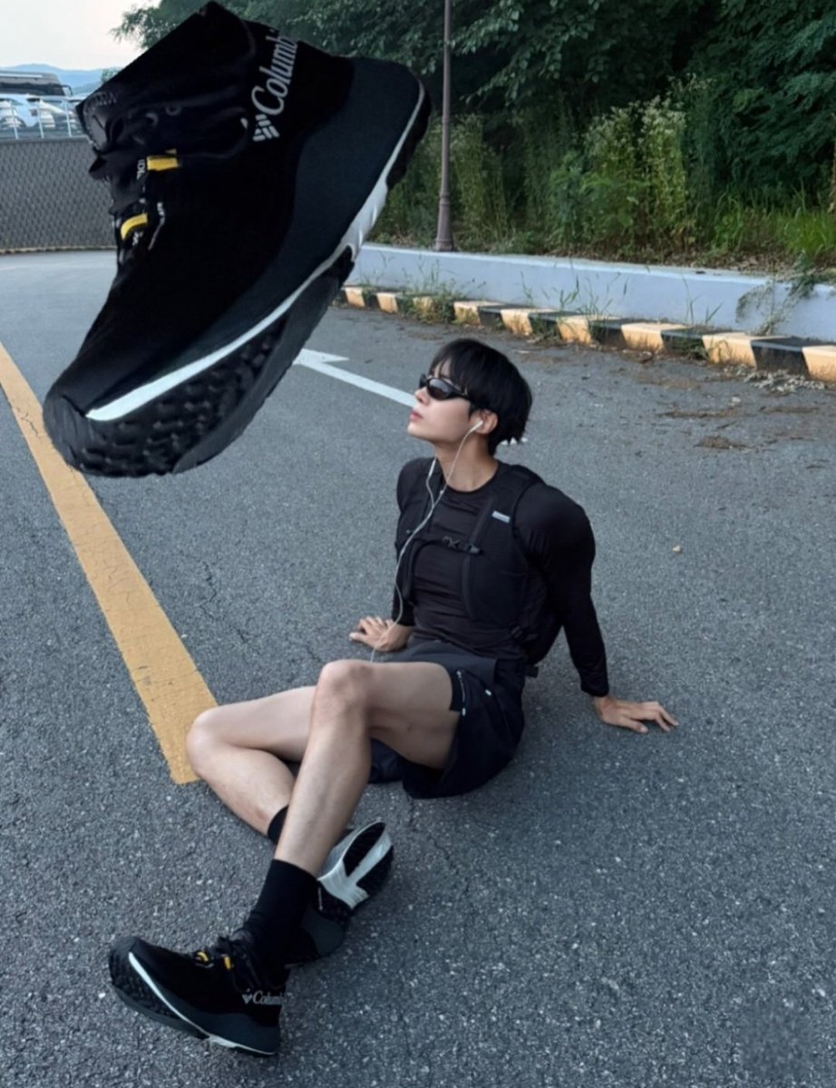 cu_dagyung's tweet photo. 영우는 추울 때든 더울 때든 무거운 향을 좋아한다고 했던가🥰

내가 좋아하는, 향기라기 보다는 냄새
아침 창문 열었을 때 훅 들어오는 나뭇잎 냄새
출근길 한집 건너 있는 커피집 앞을 지날 때 나는 커피 냄새 
저녁 퇴근길에 들른 광화문 교보문고 냄새
주말 아침 쿠쿠가 지어주는 깨끗한 밥 냄새 https://t.co/nyLnXjvVqv