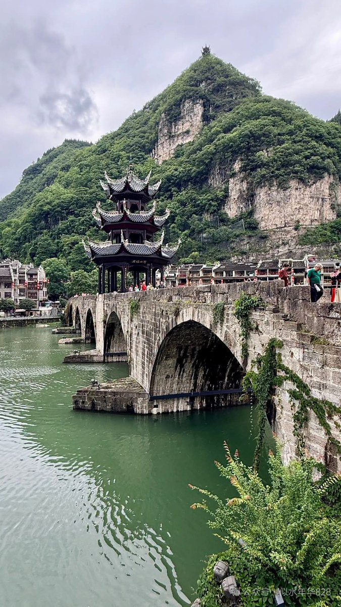 lihanghong1988's tweet photo. 镇远古镇贴崖古建（歪门钭道），2004年被联合国教科文组织定为世界贴崖古建筑园林。 https://t.co/I9rhQoLpaQ
