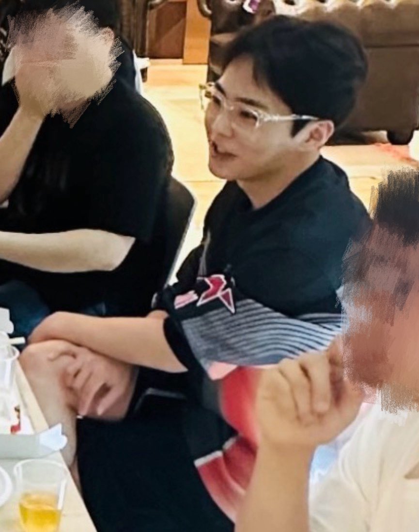 kixxiu900326's tweet photo. 나만 빼고 김민석이랑 다 회식하나봐

#XIUMIN #시우민 #金珉锡 #シウミン #Overdrop https://t.co/evDb3Ja8fg