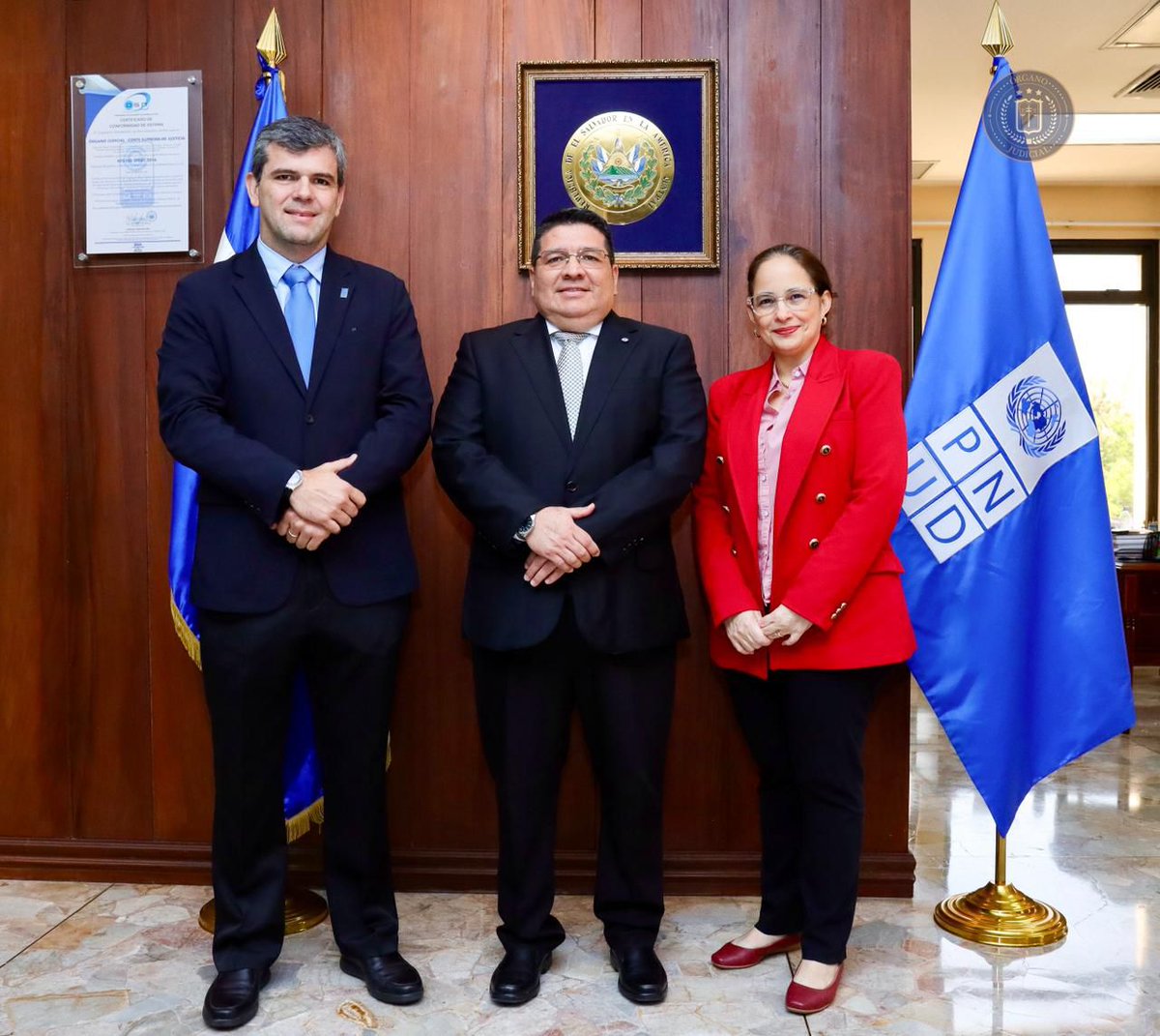 PNUDSV's tweet photo. Durante el diálogo coincidieron en robustecer la cooperación en favor de la mejora continua de la administración de justicia a través de la innovación, digitalización.🚀🤝 https://t.co/Lc4QZg3epa