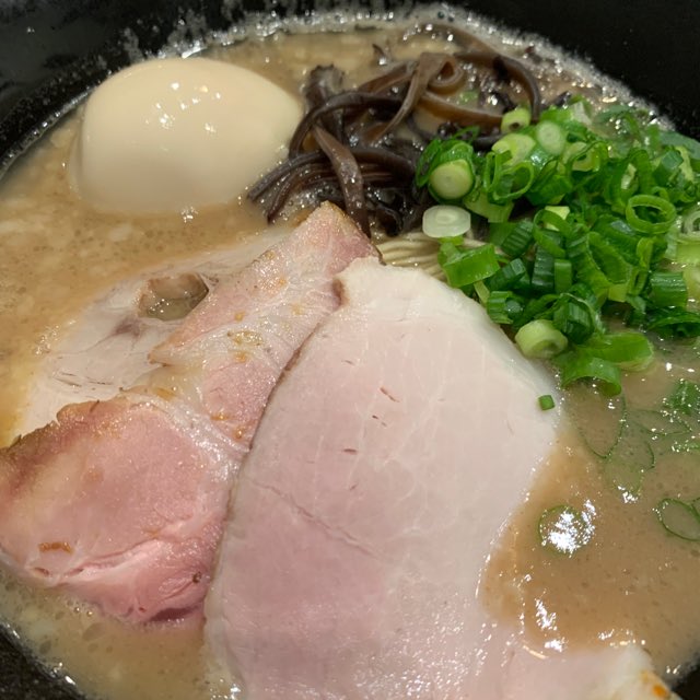 MasapanYo's tweet photo. 豚骨ラーメン at 博多らーめんはづき（HAKATA RAMEN HAZUKI）

うまいけど、クサさはほぼ無し。とんこつってホント難しいよね。替え玉一つ無料は嬉しいね #毎日がラーメン https://t.co/PI2mYXxosR https://t.co/Tir2z1H9f9