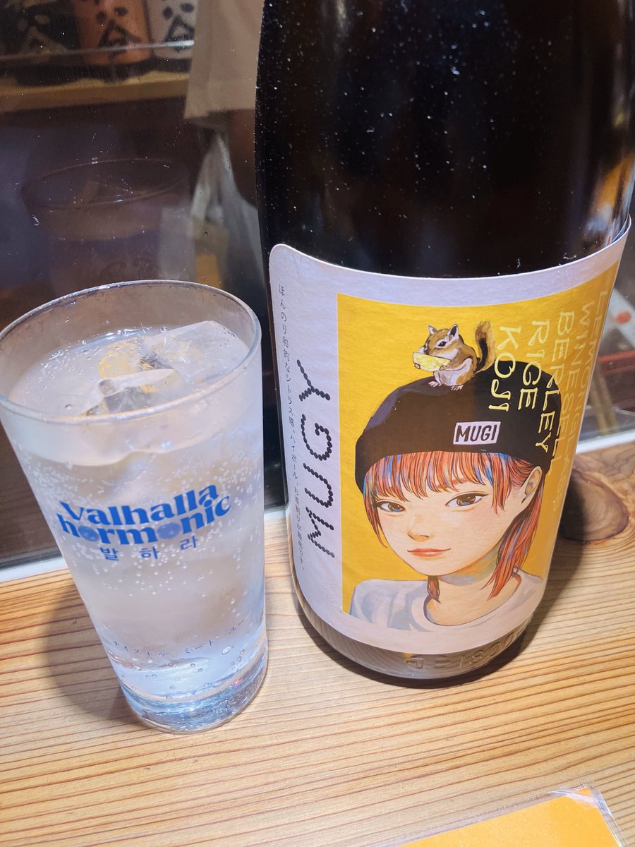 Tsurumigorou's tweet photo. 前から気になっていた立ち飲みの牛串屋さん。棚一面に焼酎が。ソーダ割りのおすすめの焼酎をお願いするとＥＭＯが。美味しい。
#元町
#炭ゔぁる原
#EMO
#MUGY https://t.co/Xy3y0nmXr1