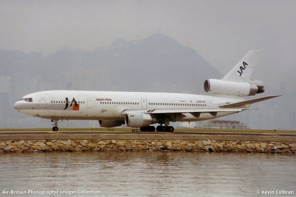 n194at's tweet photo. Japan Asia Airways 
Douglas DC-10-40 JA8545
HKG/VHHH Hong Kong Kai Tak (closed)
November 1995
Photo credit Kevin Colbran 
#AvGeek #Airline #Aviation #AvGeeks #Douglas #DC10 #JapanAsia #HKG #HongKong #KaiTak 🇯🇵 https://t.co/bBSSKFttrY