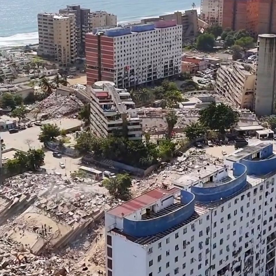 Lusbert's tweet photo. #Terremoto #TerremotoVenezuela #LaGuaira #Caraballeda #LosCocos 
#SOSVenezuela

https://t.co/UWneuuS5P0 https://t.co/go5OT2Dnzr