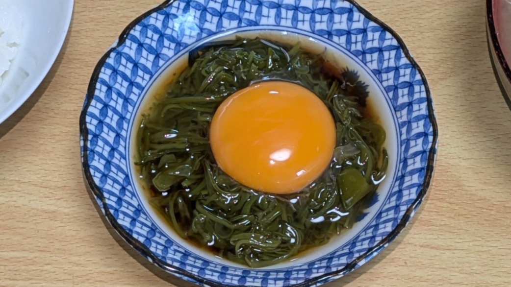 Tami_Yamato's tweet photo. 昨晩見ていた佐藤雄一さんの巻繊汁風のお味噌汁を見て、明日は精進料理を作ろう！って事で、今朝六時から仕込みも含めて作ったのに、一番最初に和布蕪と卵黄を器に準備していた。

精進料理？
　精進料理？
　　精進料理って？

私にとって卵黄は🥚
　そっち系という事で🤣 https://t.co/J4Y19RHJiC