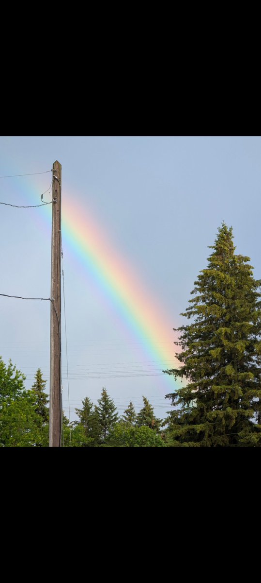 FrequentGiggler's tweet photo. Might I recommend zooming in on a rainbow 🌈 https://t.co/fDMkwn6G4G