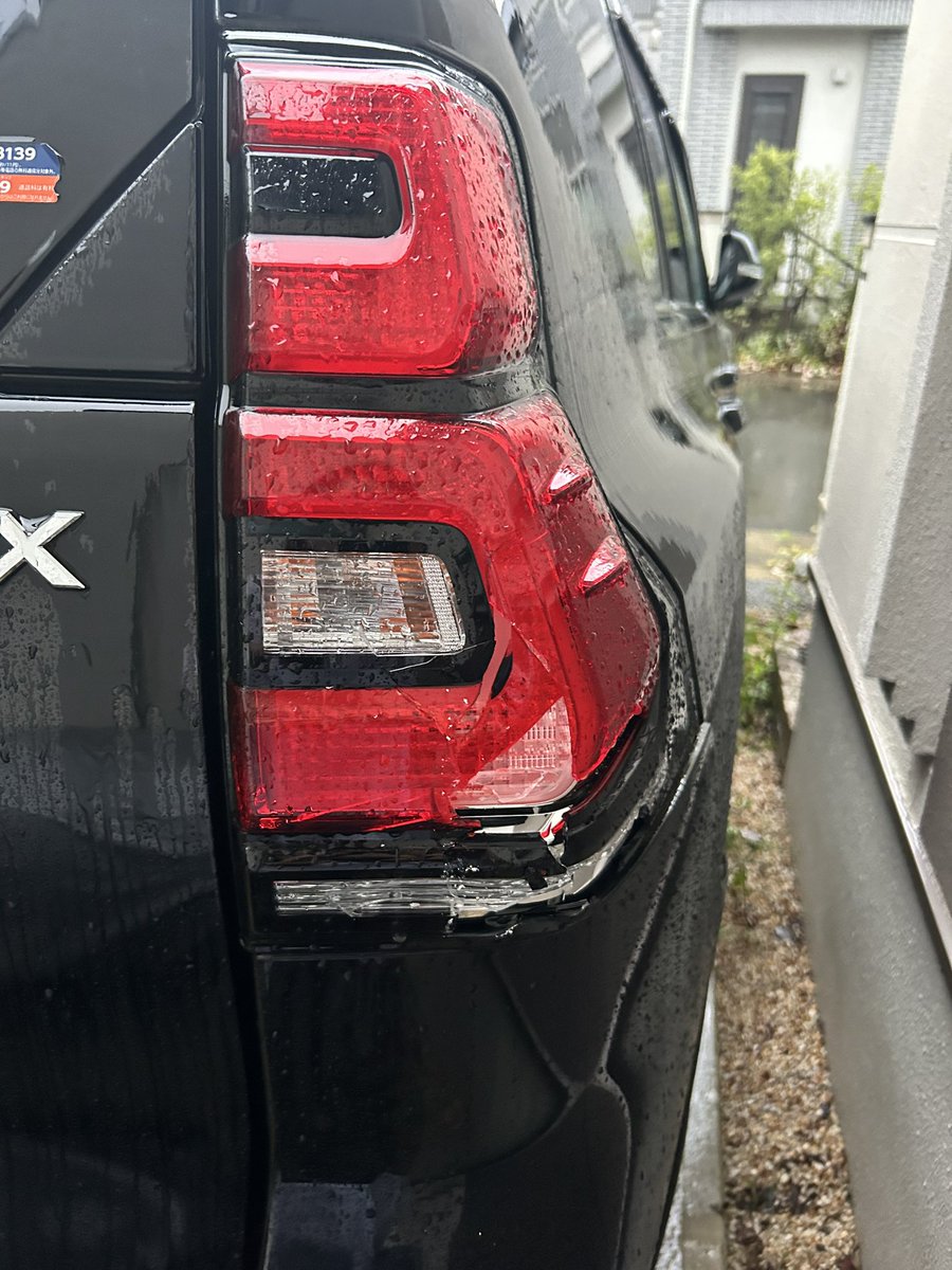 minarin_178's tweet photo. 土砂降りで夫を駅まで送って行った🚗

5時3分の始発に間に合って土砂降りの中帰宅

なんで私こんな駐車下手なんやろ

毎回30回くらい切り返してようやく斜めに停められるレベル(１枚目、先月)

やっちまったよ(２枚目、今朝5時12分)

ほんま人生やりなおしたい
と思いながら出勤…… https://t.co/wPJ68v0eyC