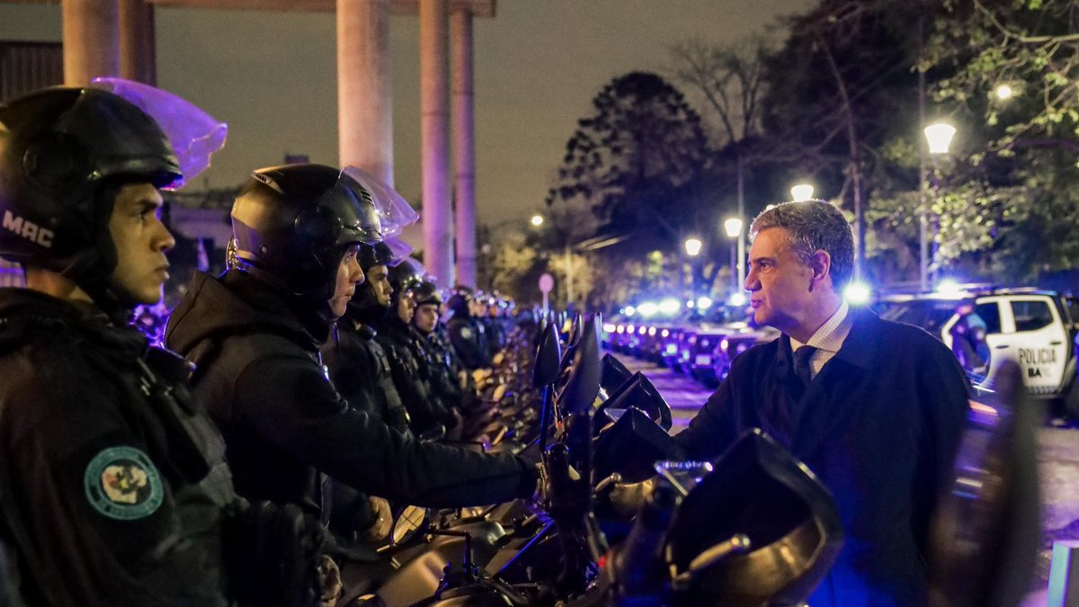 gcba's tweet photo. La Ciudad no pide perdón por cuidar a los porteños.

Se incorporaron 685 nuevos vehículos para fortalecer a la Policía de la Ciudad.

Más presencia policial, más prevención y una decisión firme para combatir el delito.

Ley y orden. https://t.co/eeyJuHzV5A