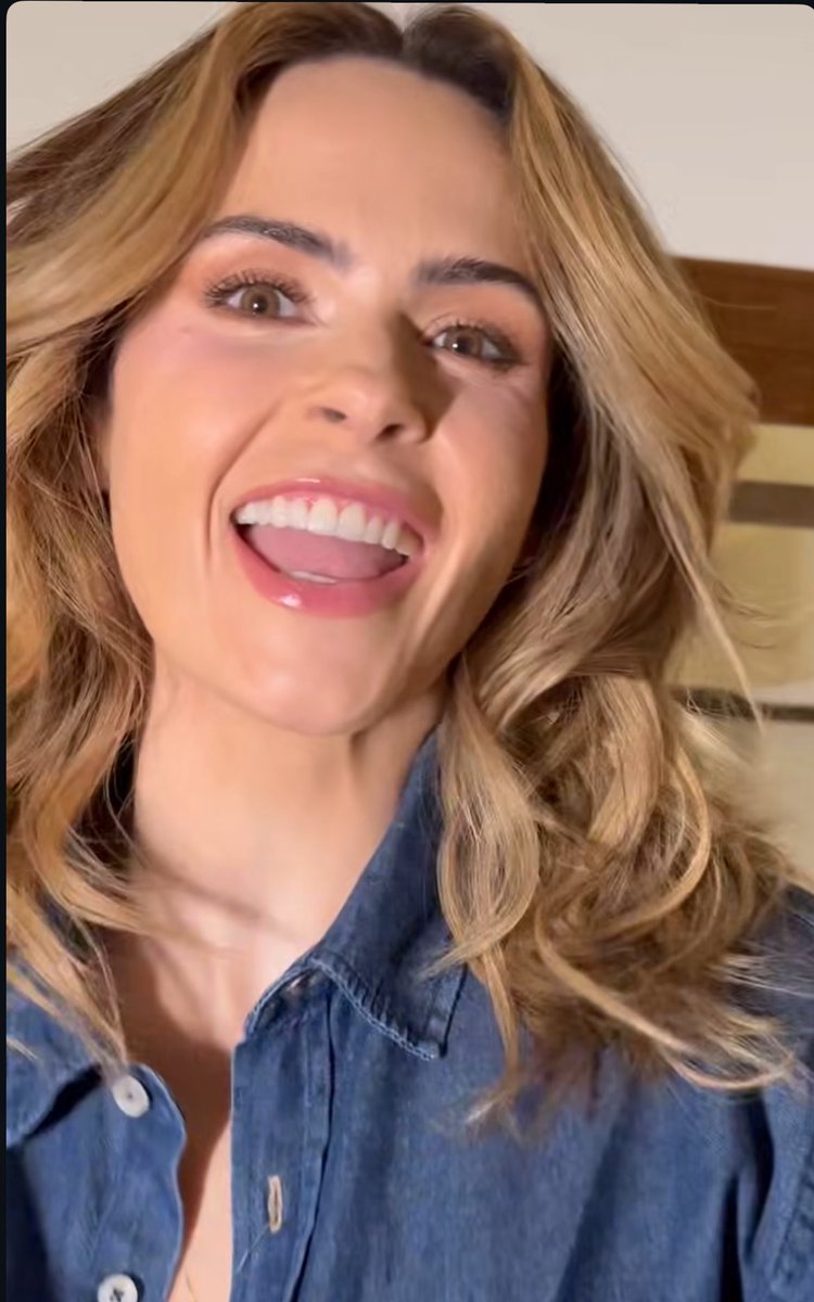 giiselin_'s tweet photo. banho tomado ? não! 
mas a make, cabelo e a beleza foram entregues com sucesso! zerou. https://t.co/KdLag3zFff
