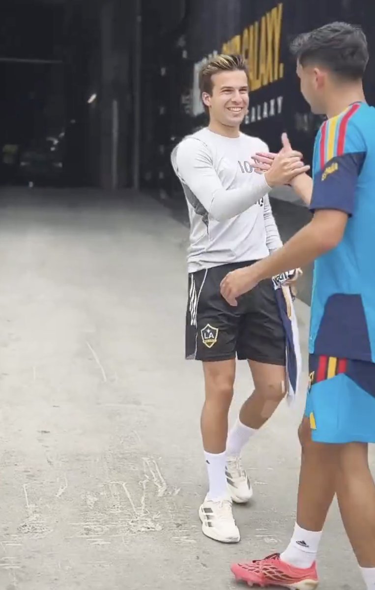 BarcaUniversal's tweet photo. 📸 - Riqui Puig showed up to visit his former Barça teammates at the Spanish NT camp. https://t.co/qGbR5wRazV