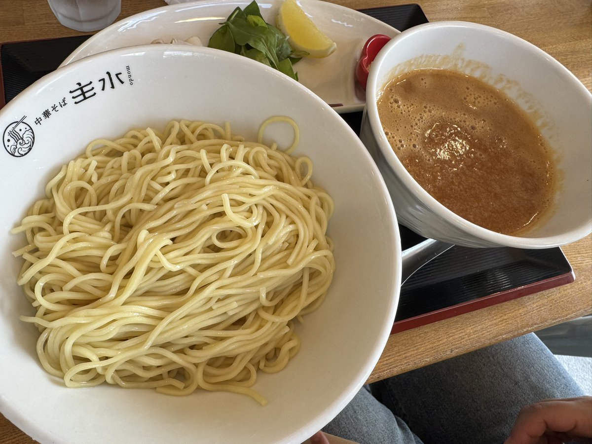 kensuke1001's tweet photo. 中華そば 主水@御代田町

「軽井沢トマトつけそば（大盛）」
「同上（並盛）」

月曜昼主水。
新たな限定。

真っ赤なスープ。絶妙なトマトの酸味。別皿のトッピングで味の変化を楽しみながら。
暑い日にもさっぱりいただける。
最後はスープ割りで。

美味しかった！！
ごちそうさまでした！！ https://t.co/WXV0y8fq9t