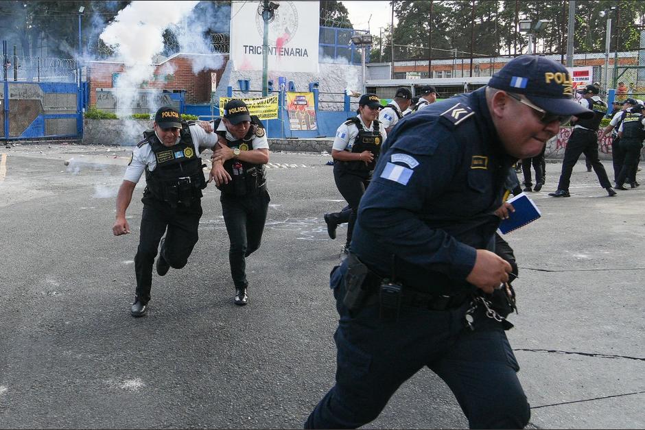 soy_502's tweet photo. 😱¡Se escuchan disparos! Continúan los disturbios en la entrada de la USAC

Las detonaciones que provienen desde el interior de la USAC han alarmado a los estudiantes que manifiestan en contra de la reelección de Walter Mazariegos como rector.

https://t.co/wTB4E5J3fY https://t.co/xJPoyc3Ia4