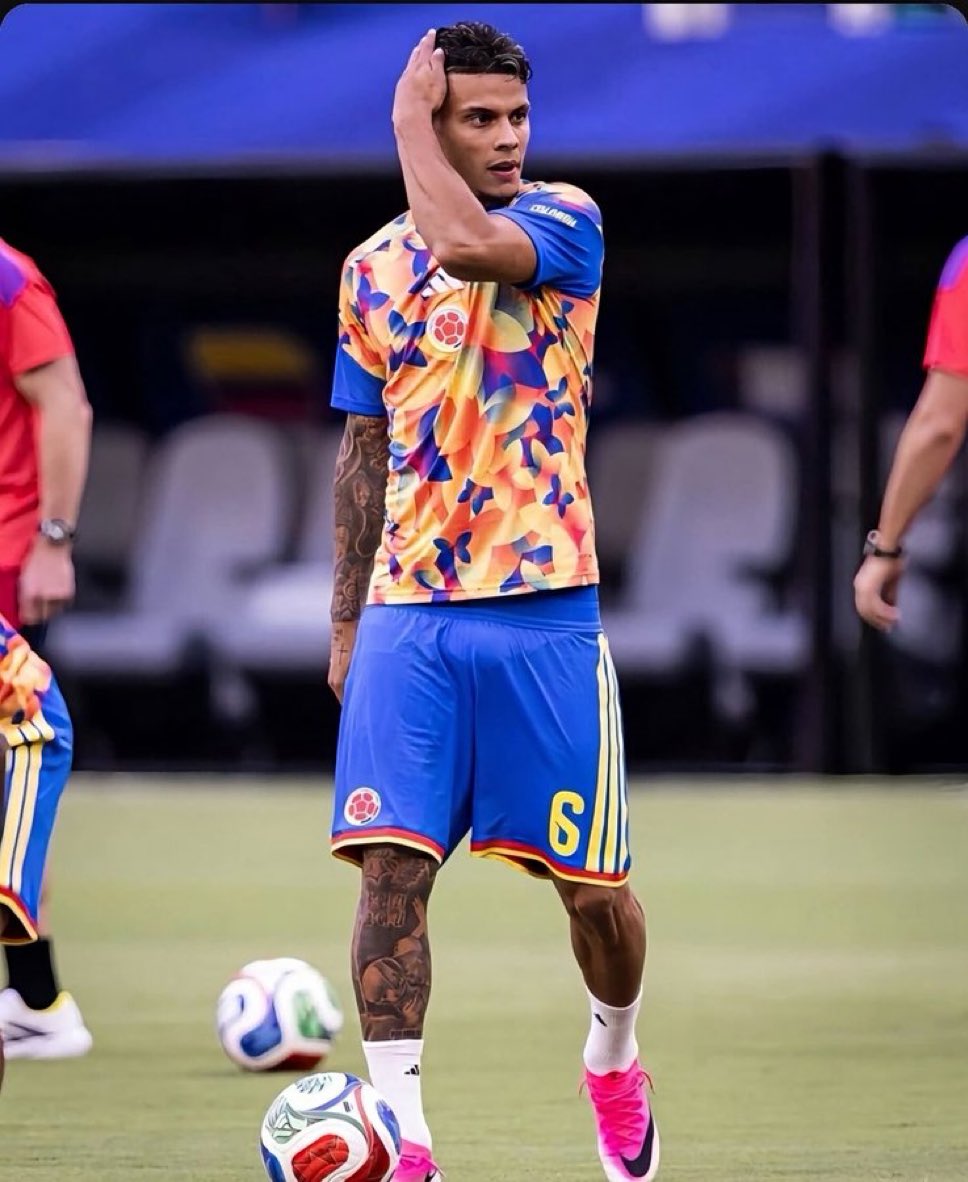mat__andrade's tweet photo. richard rios sempre jogando com a bola no meio das pernas 🫦 https://t.co/8mHZaZuC2G
